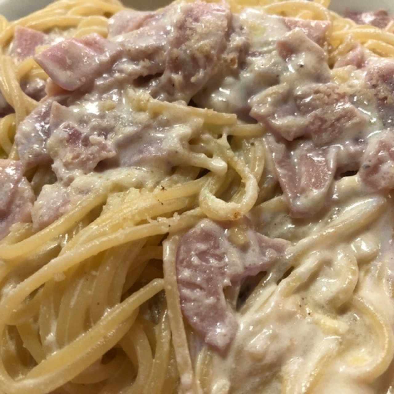 Spaguettini con salsa alfredo y jamon