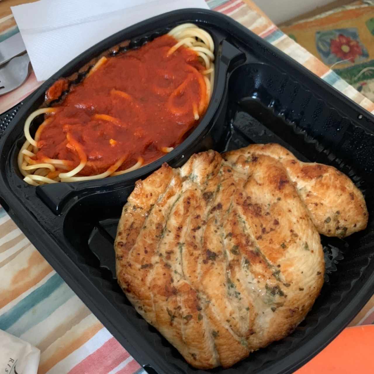 pechuga de Pollo con spaguetti con salsa roja