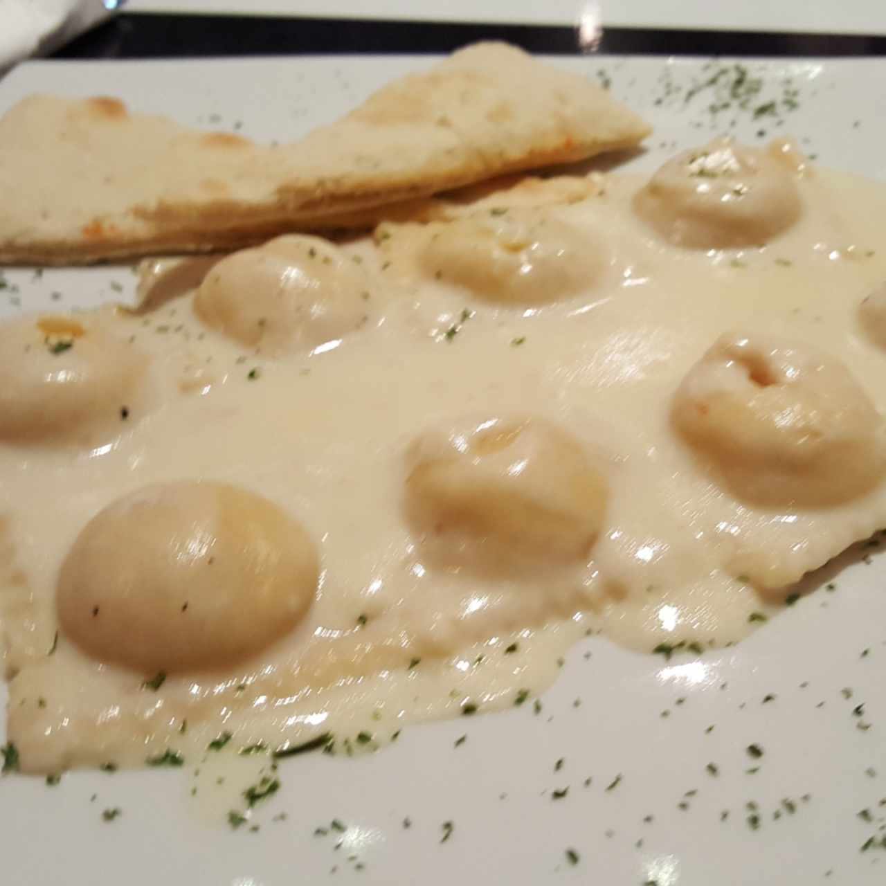 ravioli de pollo en salsa blanca