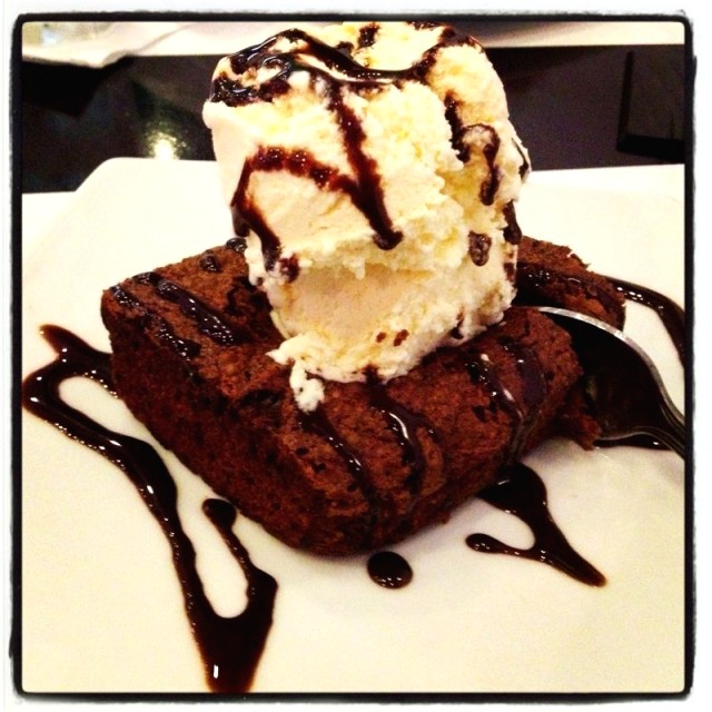 Brownie con helado