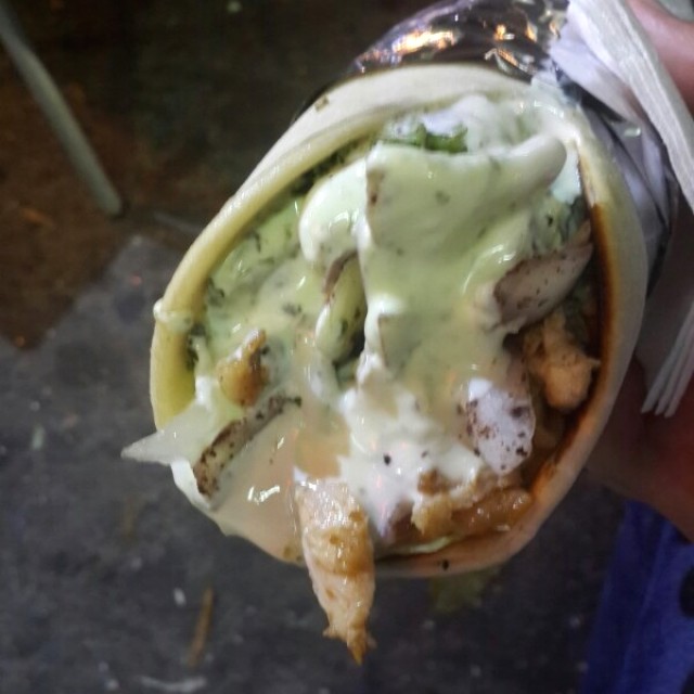 Shawarma mixto con extra salsa 