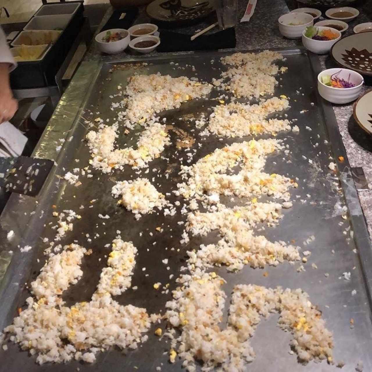 Arroz con formas personalizadas durante la cena.