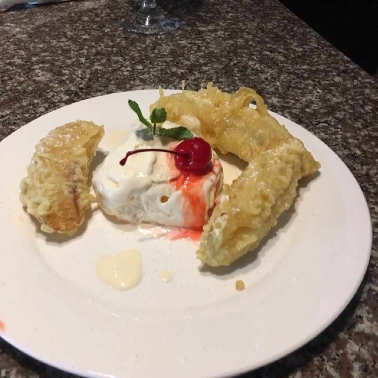 Postre: bananos tempura con helado de vainilla