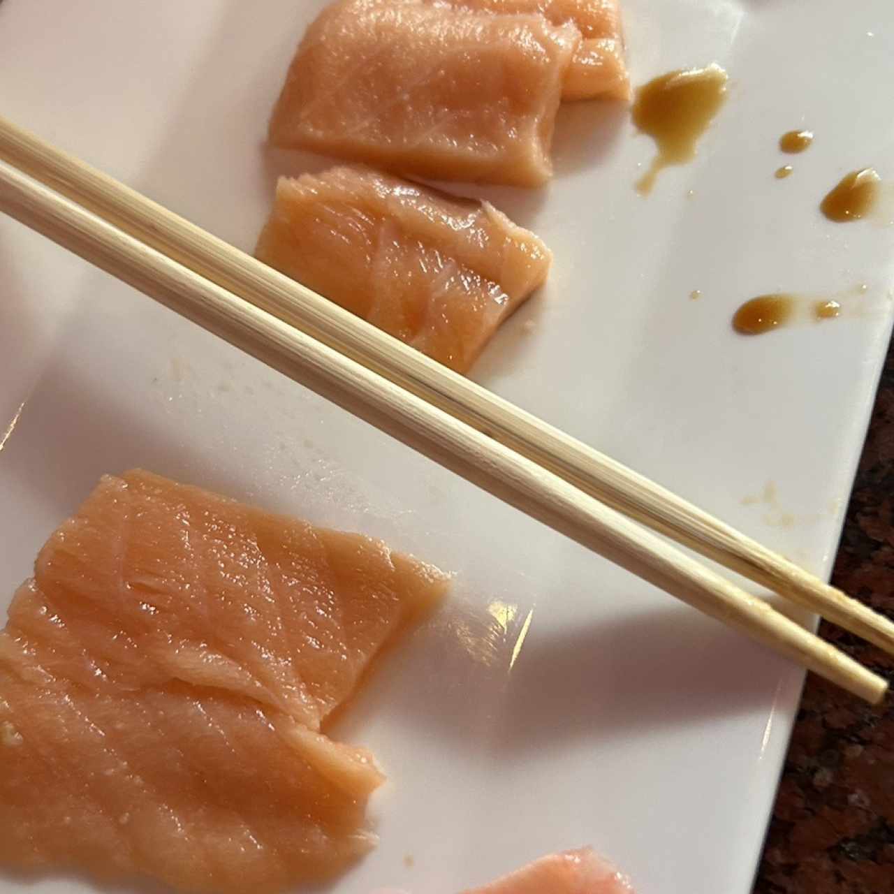 La orden de sashimi trae dos pedacitos. Pedimos seir porciones y nos llego esto