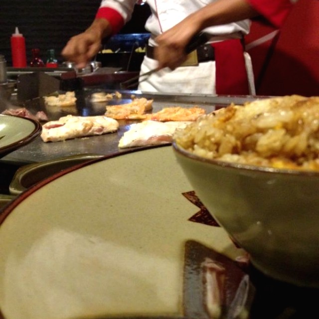 Teppanyaki de camarones y pollo con arroz frito con vegetales