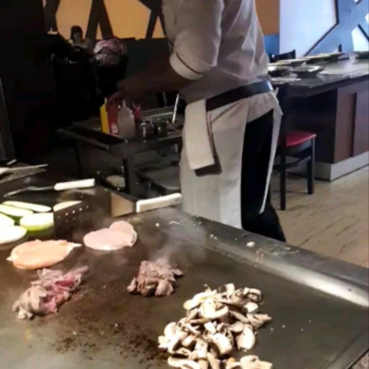 carnes variadas y hongos al teppanyaki