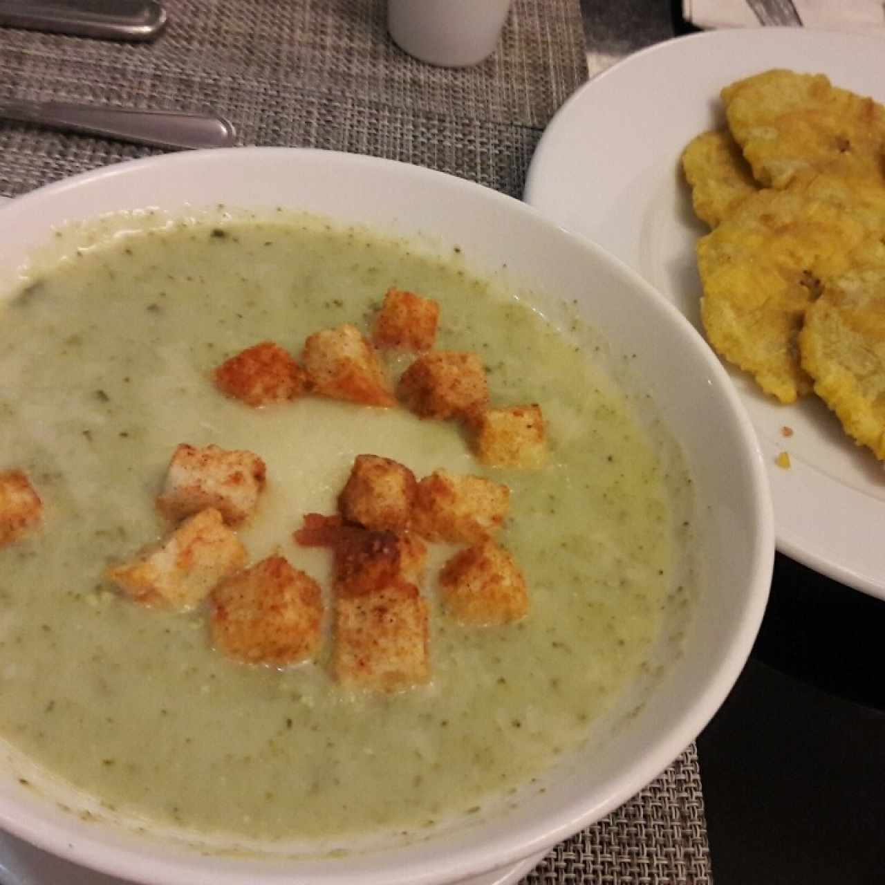 crema de brocoli con acompañamiento extra de patacones