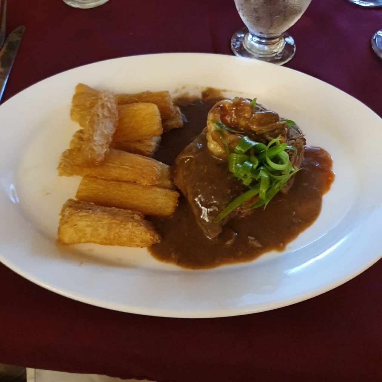 Filete Relleno con Langostinos y Yuca Frita