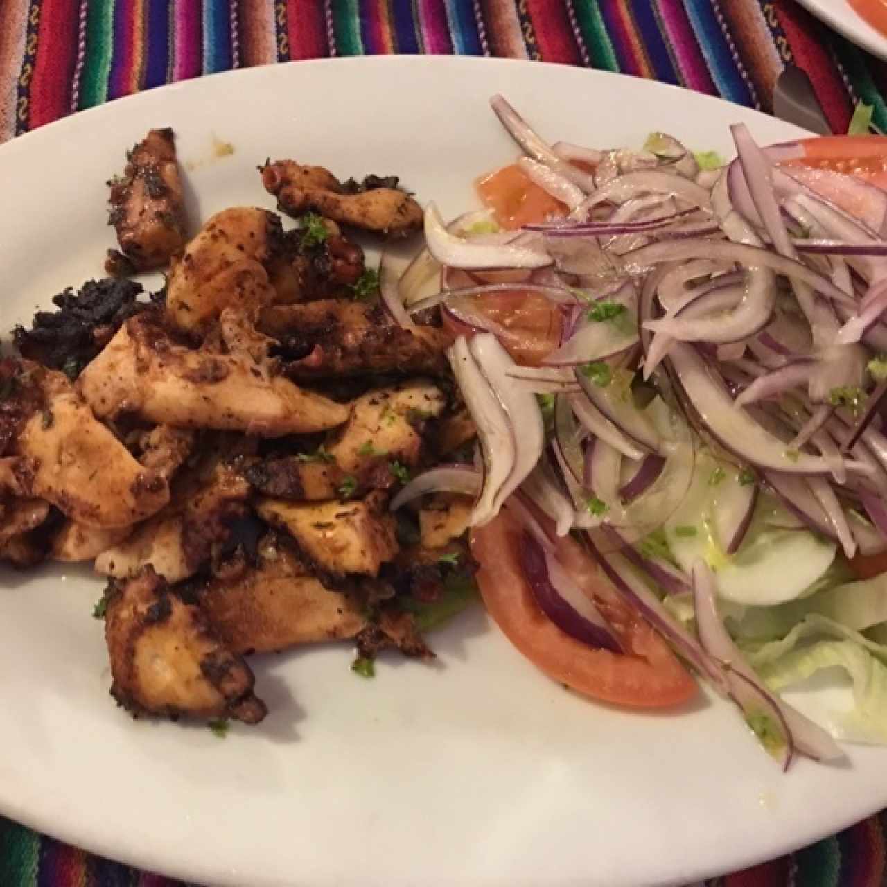 Pulpo al carbón con ensalada