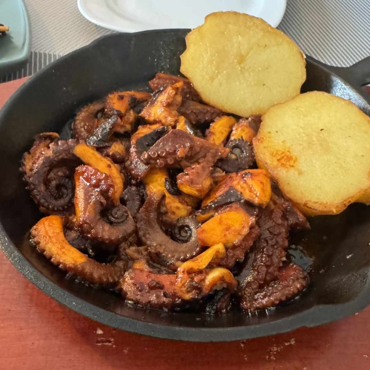 Entradas Calientes - Pulpo al Carbón