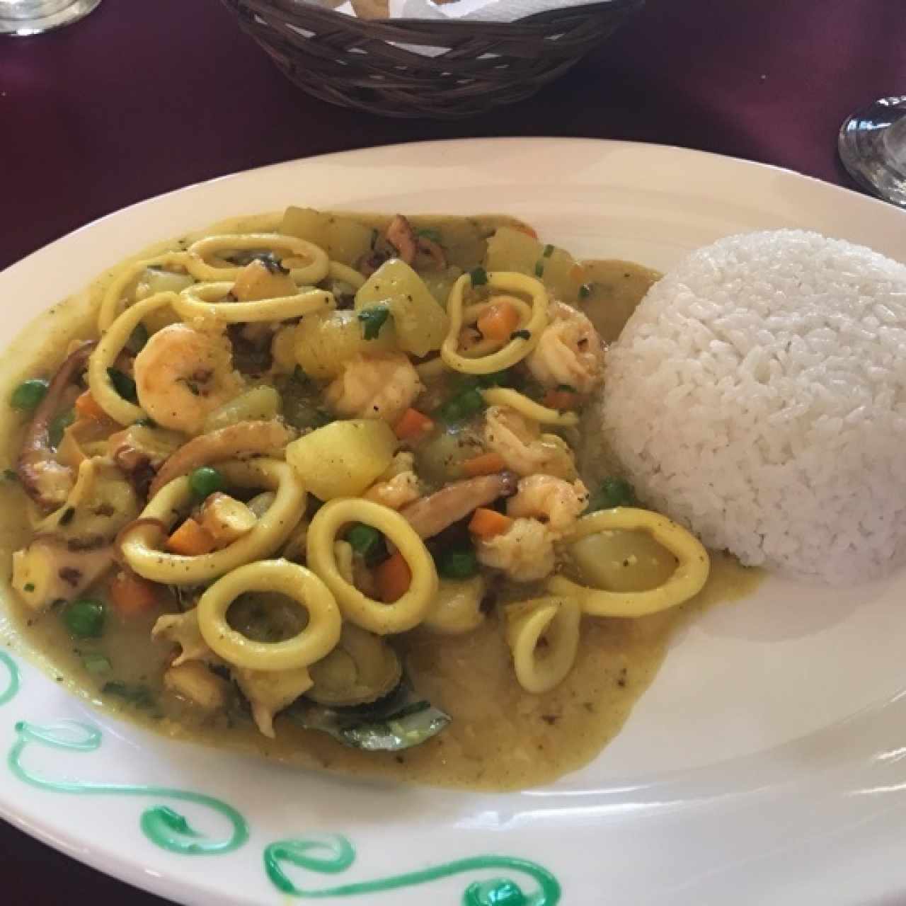 excelente y buena opcion oara almorzar en mar de grau . el plato se llama cau cau de mariscos . el restaurant esta ubicado en el cangrejo y tiene buena comida para compartie 