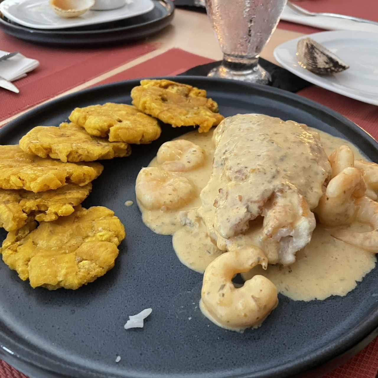 Pescado relleno de camarones