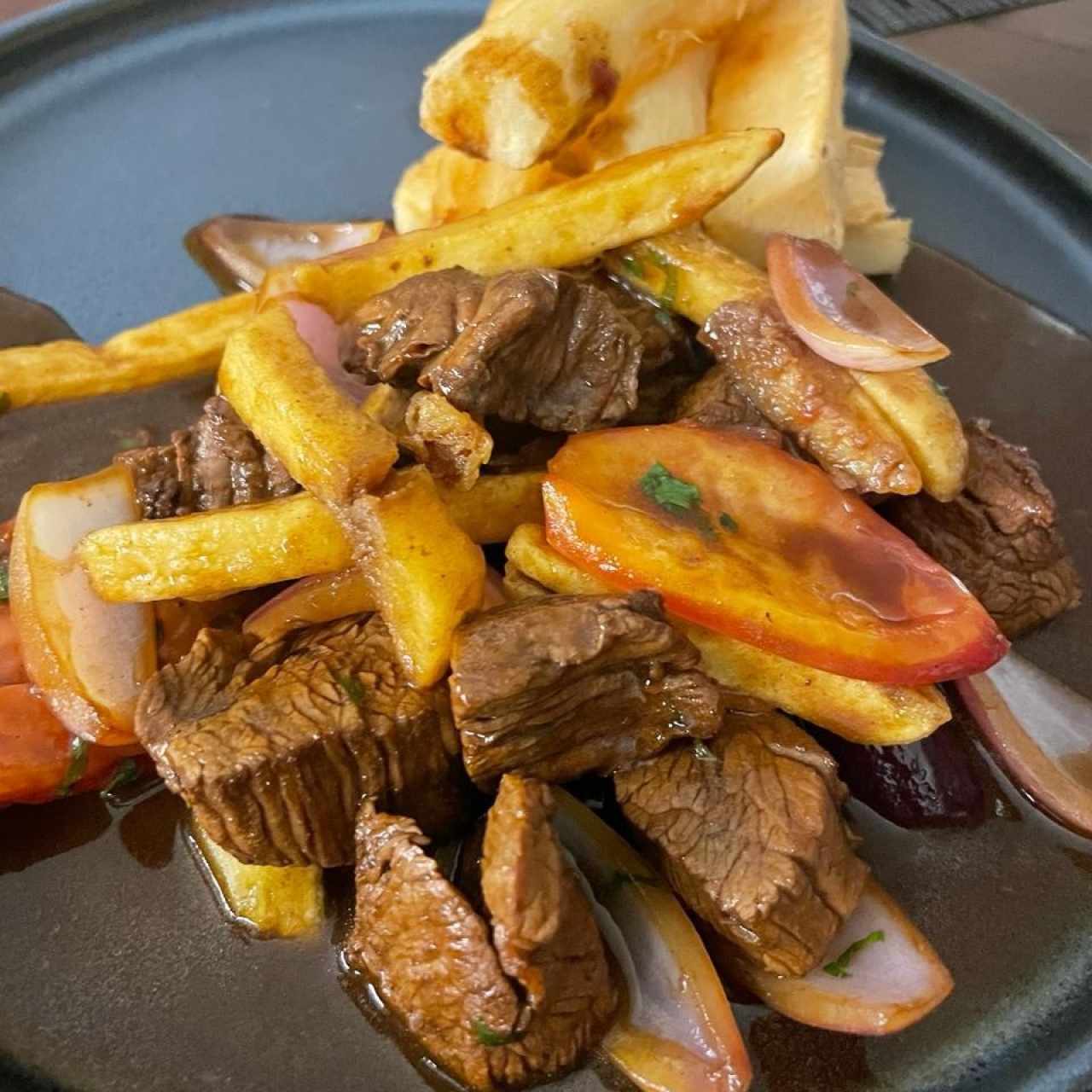 Lomito Saltado