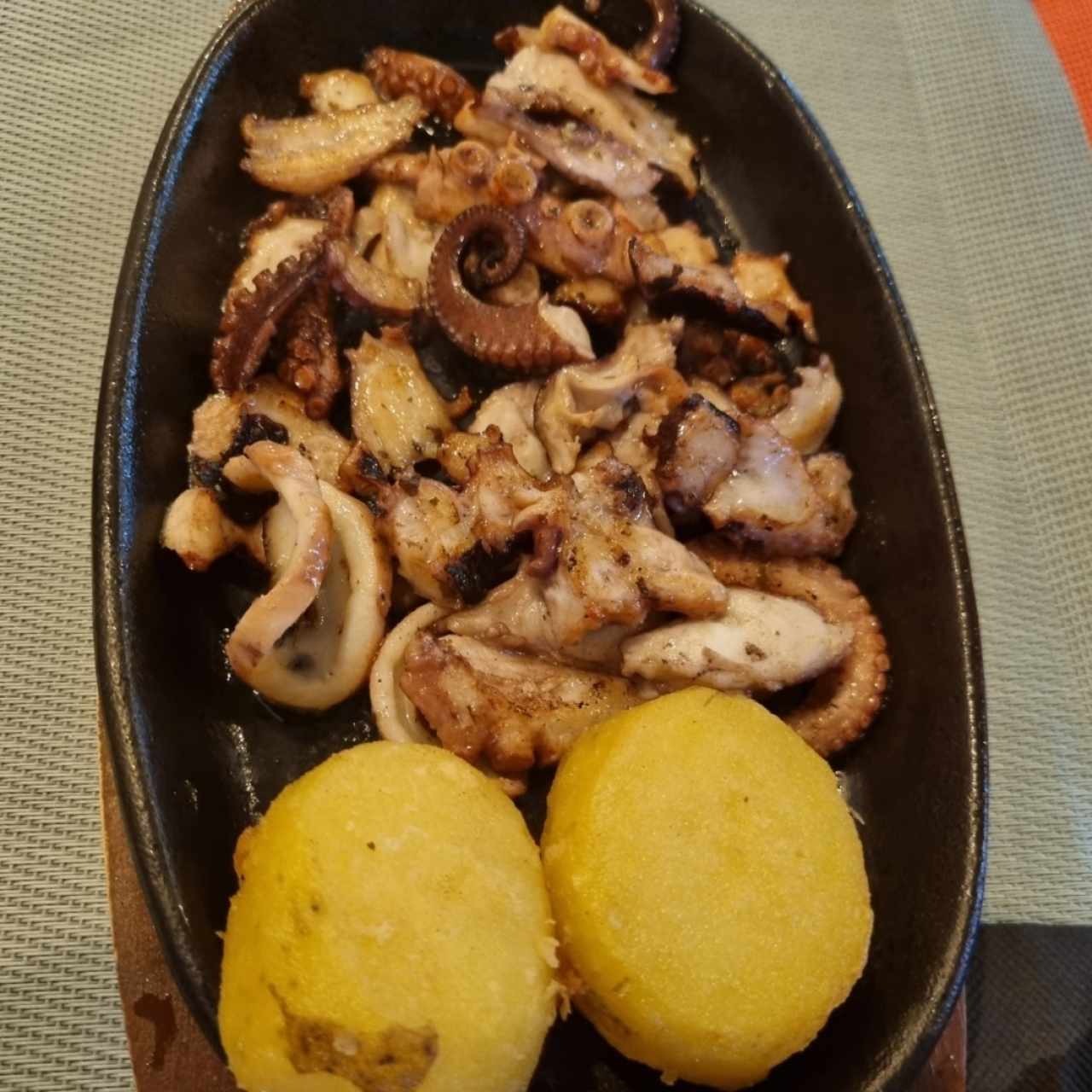 Entradas Calientes - Pulpo al Carbón