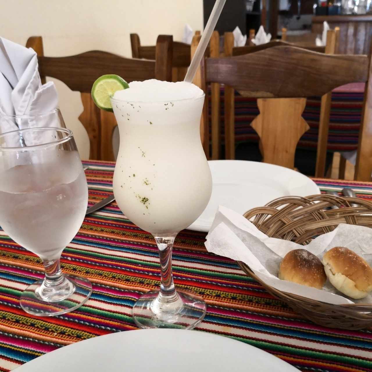 Agua, limonada de coco y pan de la casa 