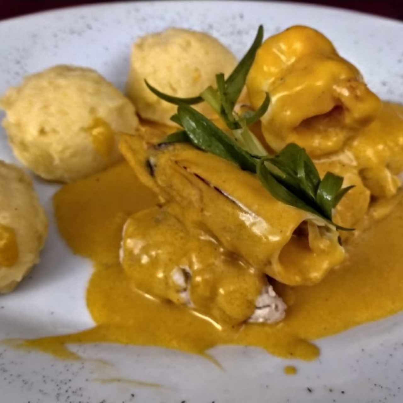 Corvina rellena de camarones con puré