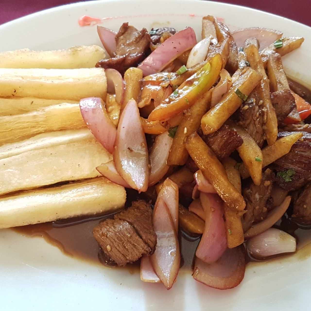 lomo saltado con yucas