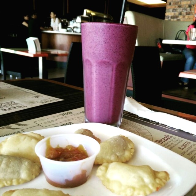 Empanadas fritas con blueberry smoothie 