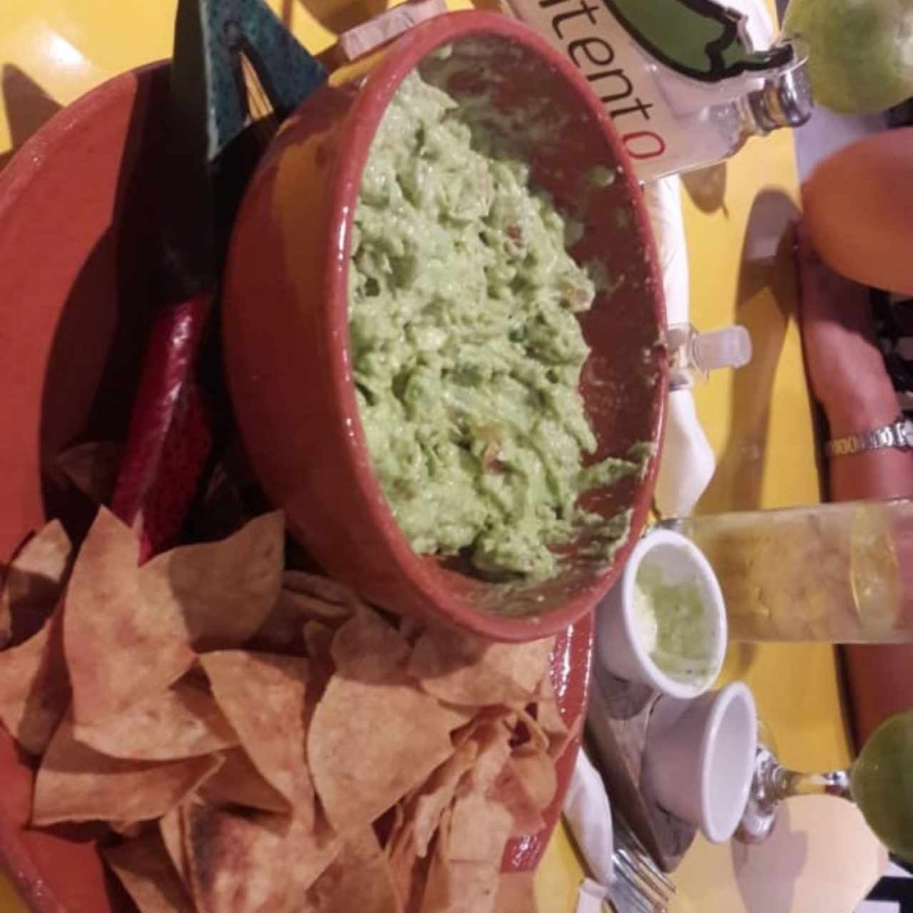 guacamole con totopos