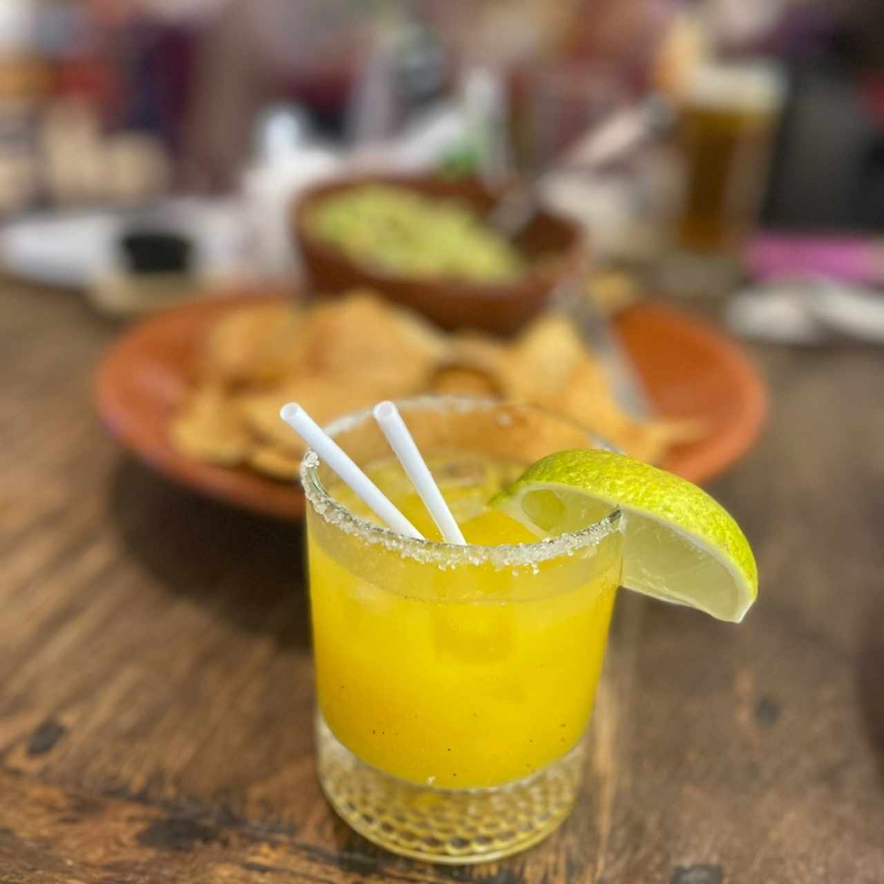 Margarita de maracuya, al fondo guacamole especial