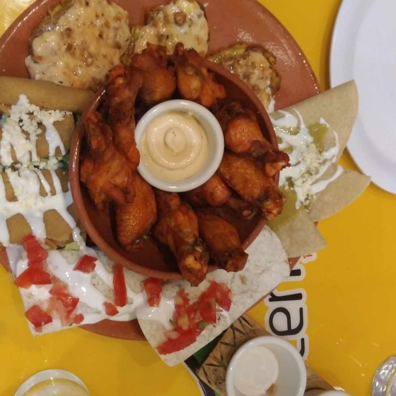 Alitas, patacones con queso fundido y chorizo, flautas de papa, quesadillas.