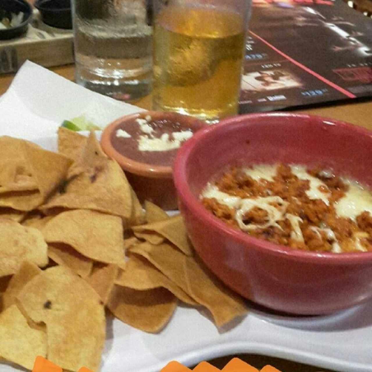 Queso fundido con chorizo y frijoles