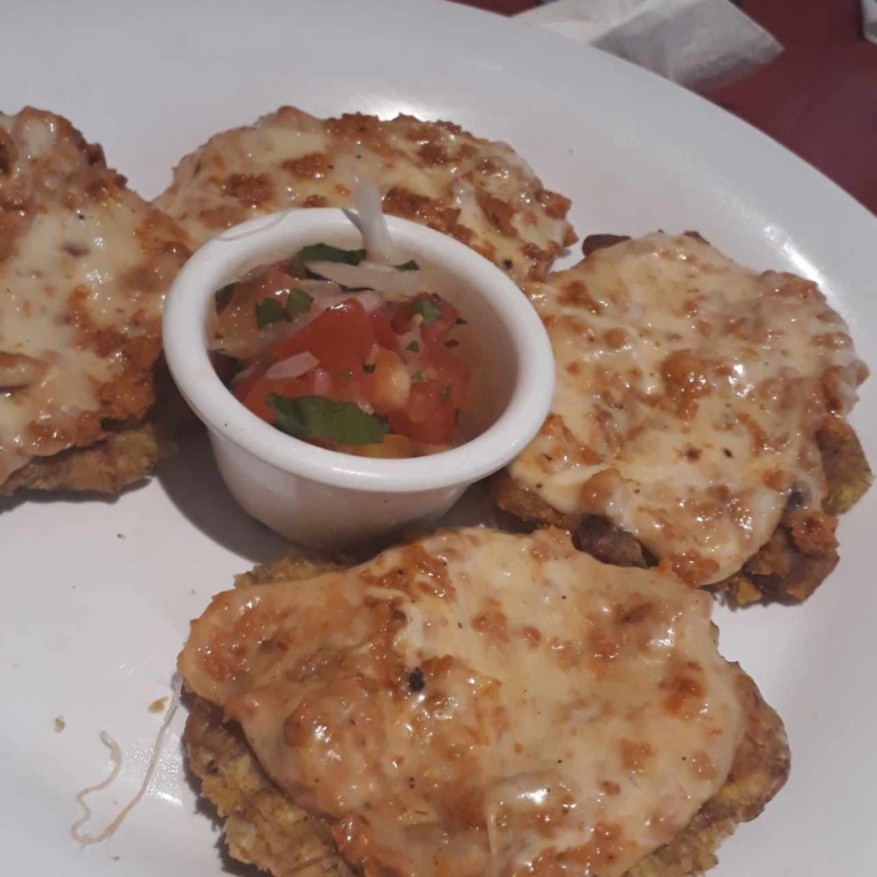 Tostones con chorizo y queso 