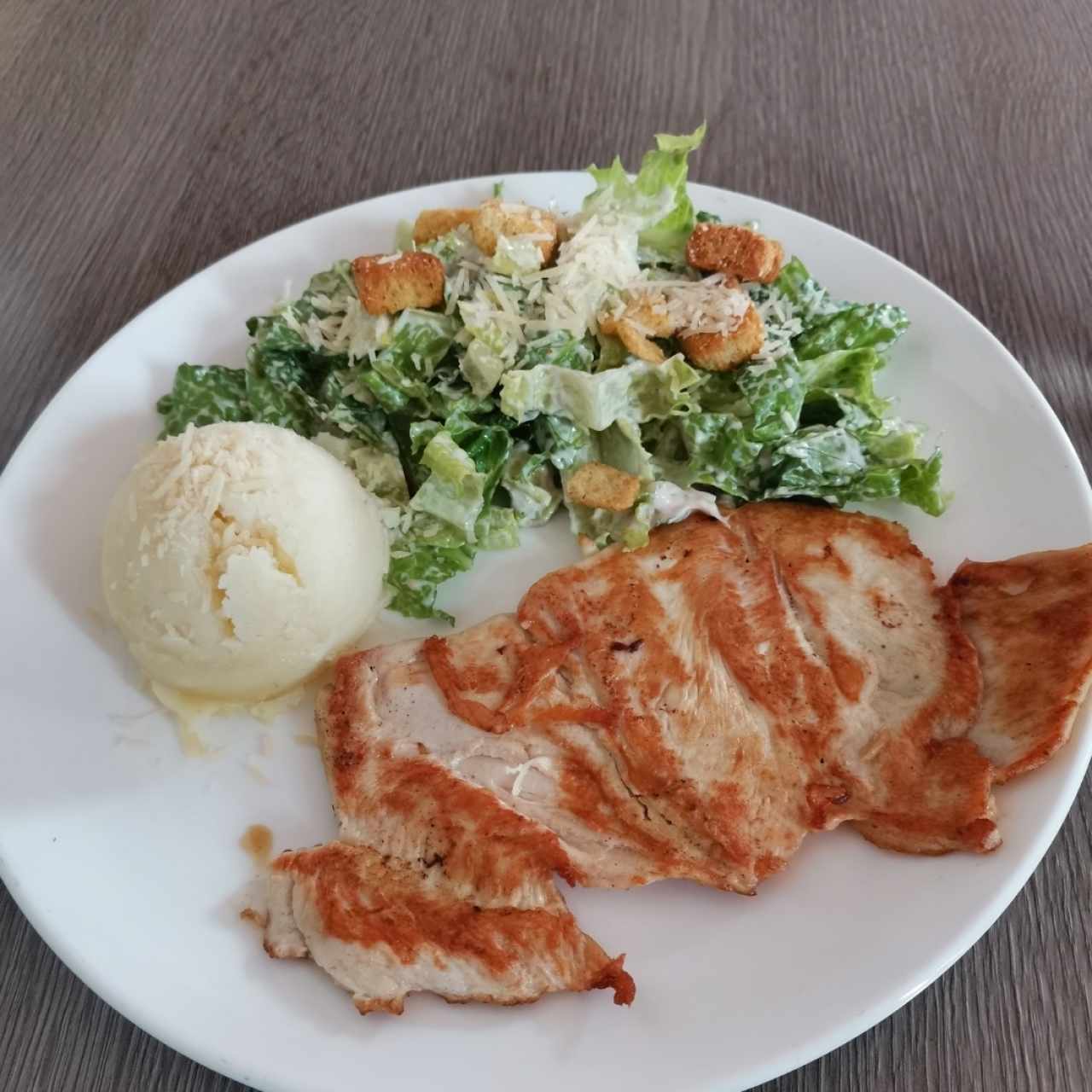 Pollo a la plancha con ensalada ceaser y puré 