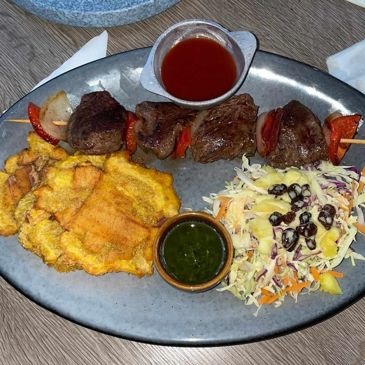 Brochetas de carne al grill 