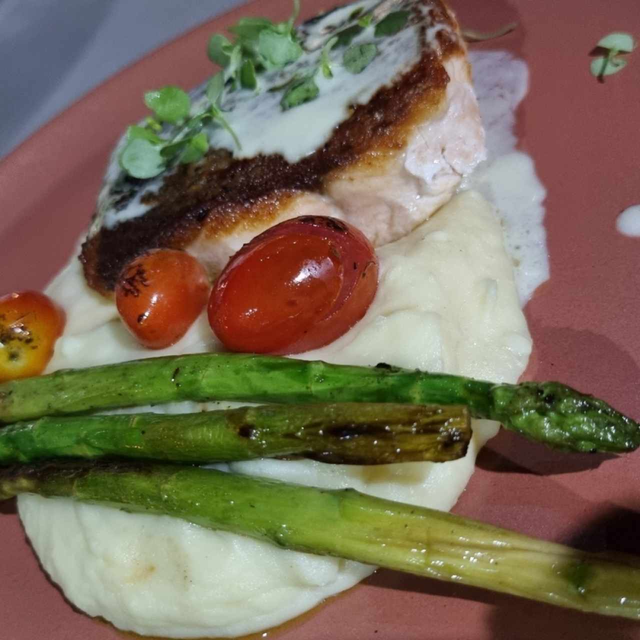 Salmón con puré y espárragos 