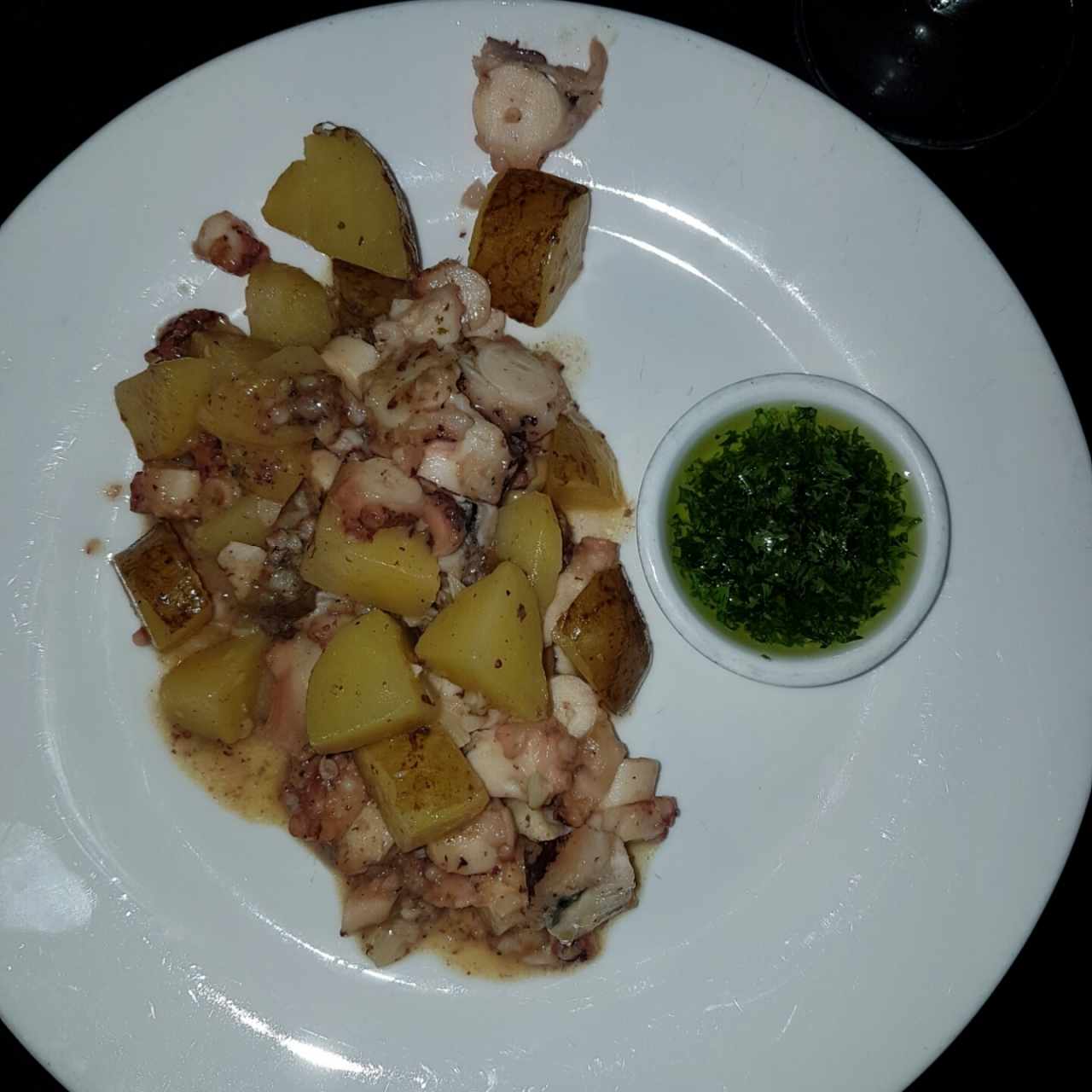 Pulpo al carbón con chimichurri cítrico