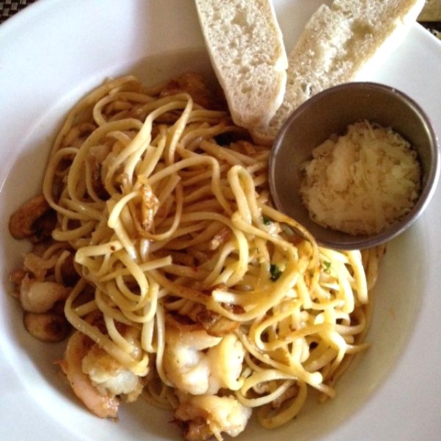 Pasta con langostinos y hongos 