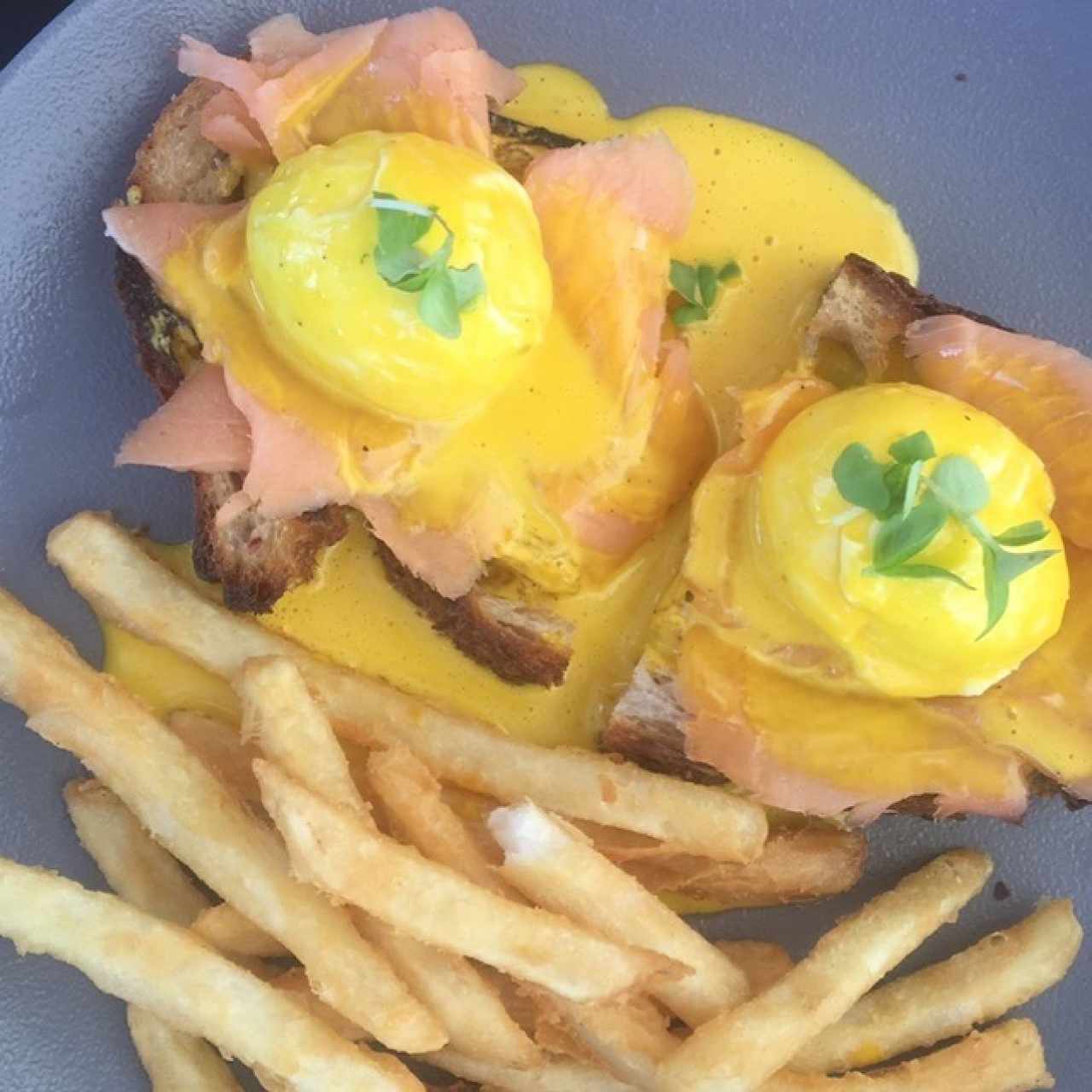 Huevos benedictinos al salmón con papas fritas 