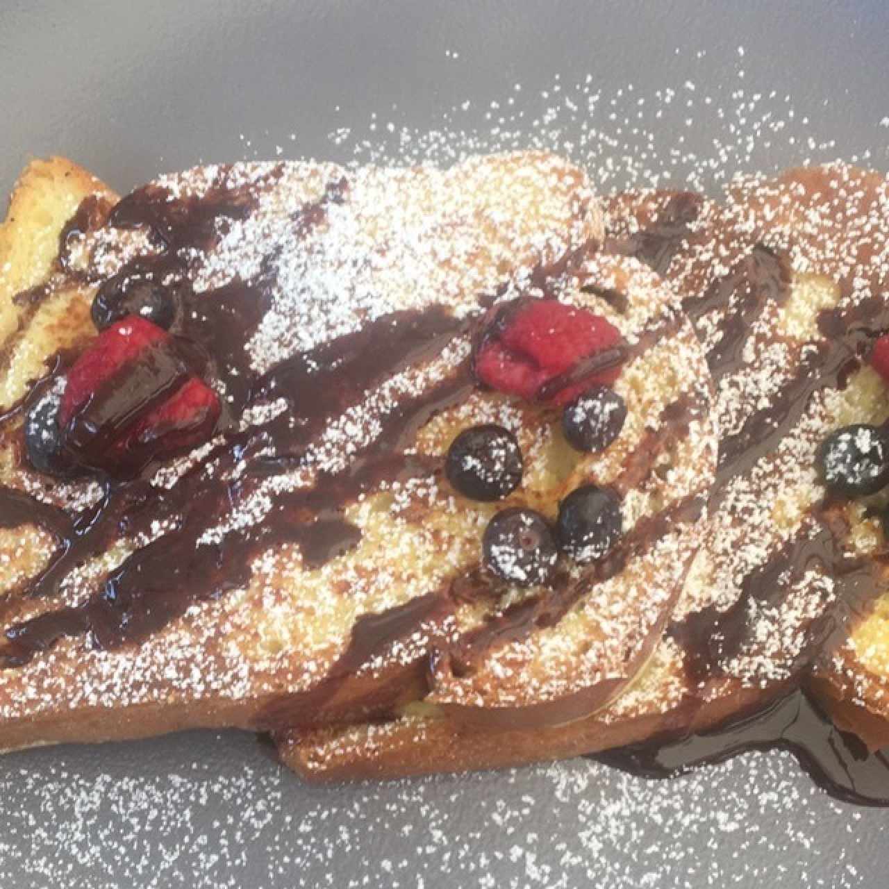 Tostada francesa con frutilla, chocolate y azúcar glass 