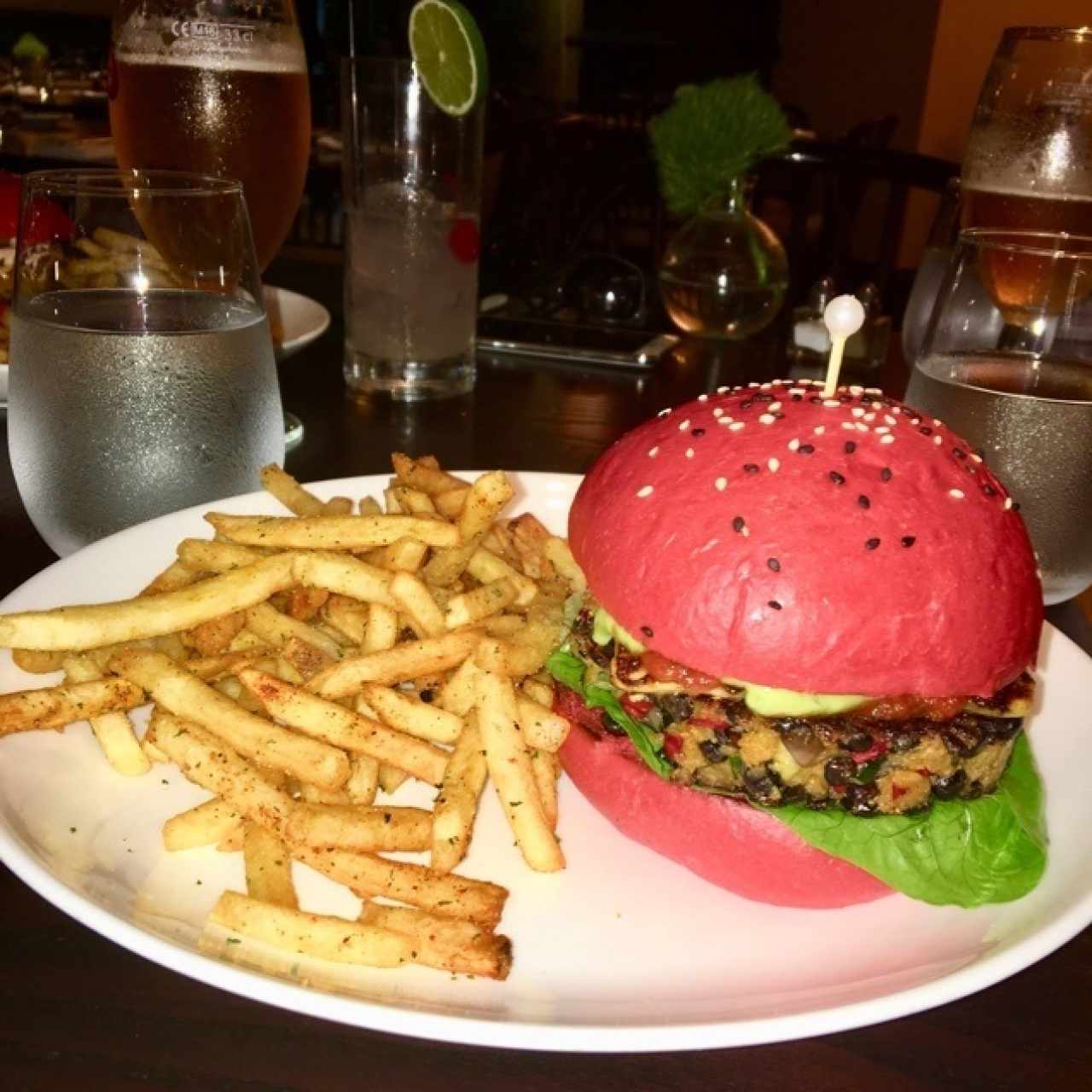 Hamburguesa de guandú, aguacate y queso del país