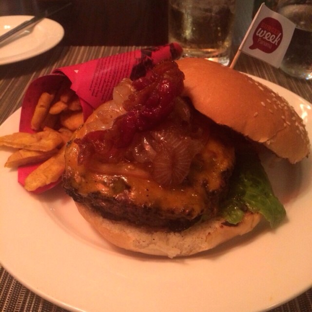 PrimeTime Burger con patacón fries