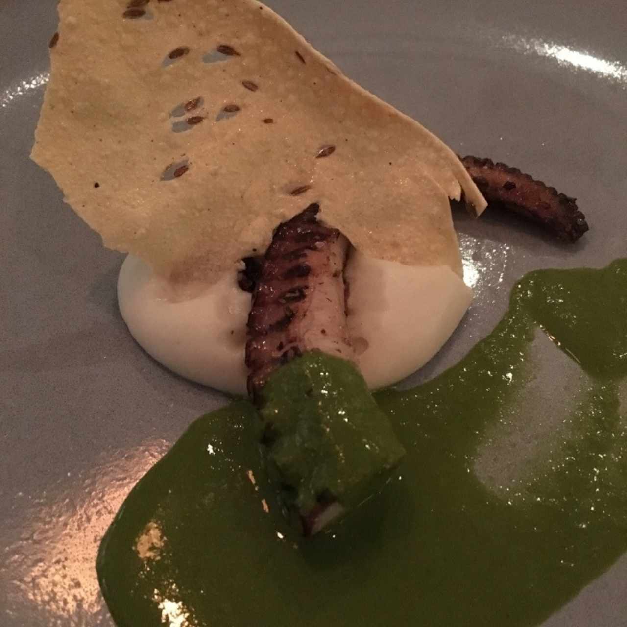 Pulpo, salsa verde, culantro, ñame, papadum