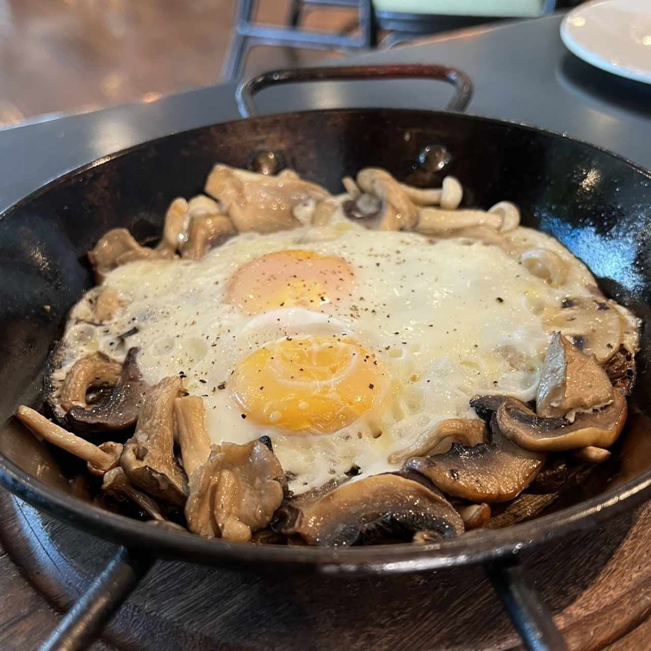 Sartén de huevos con hongos