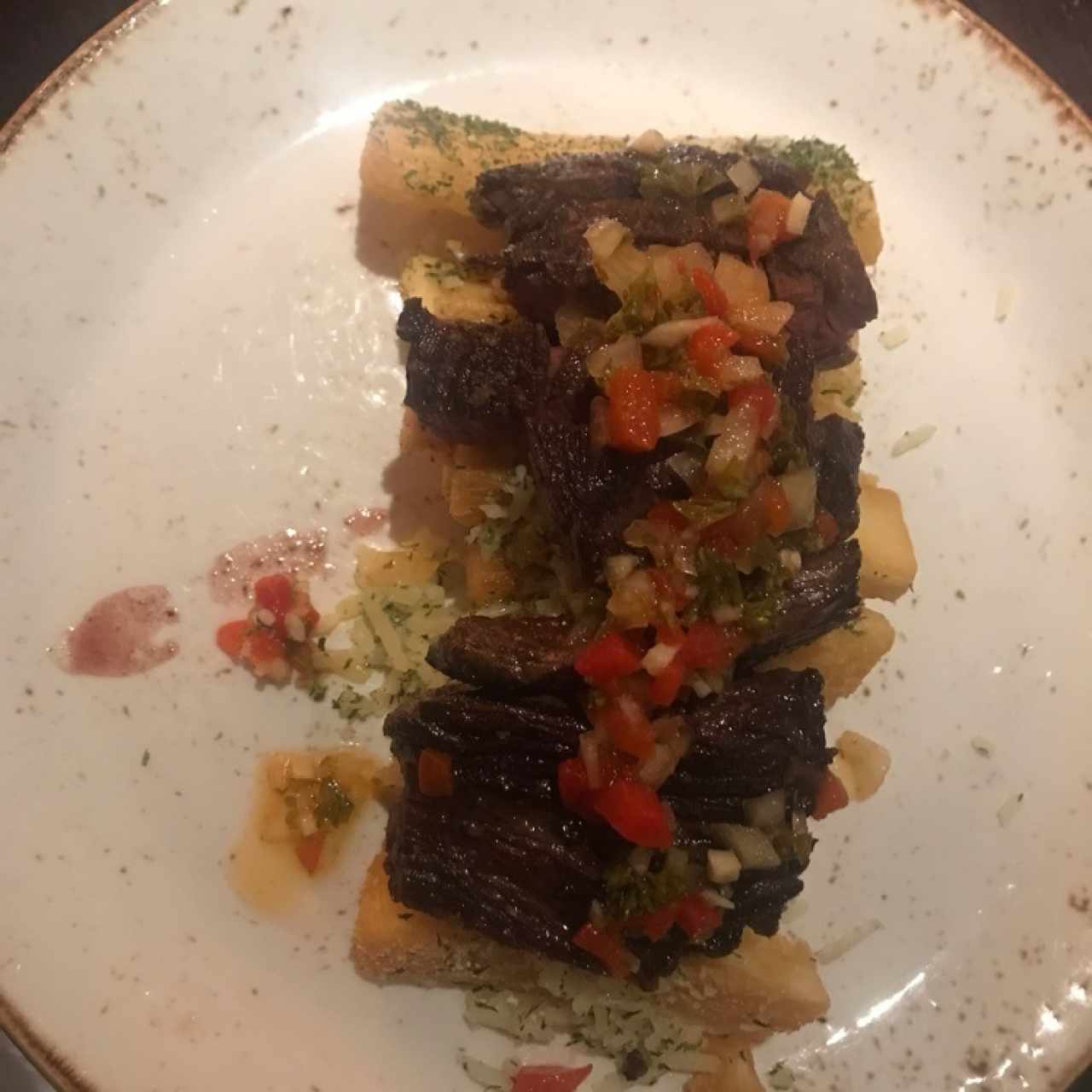 entraña con yuca frita