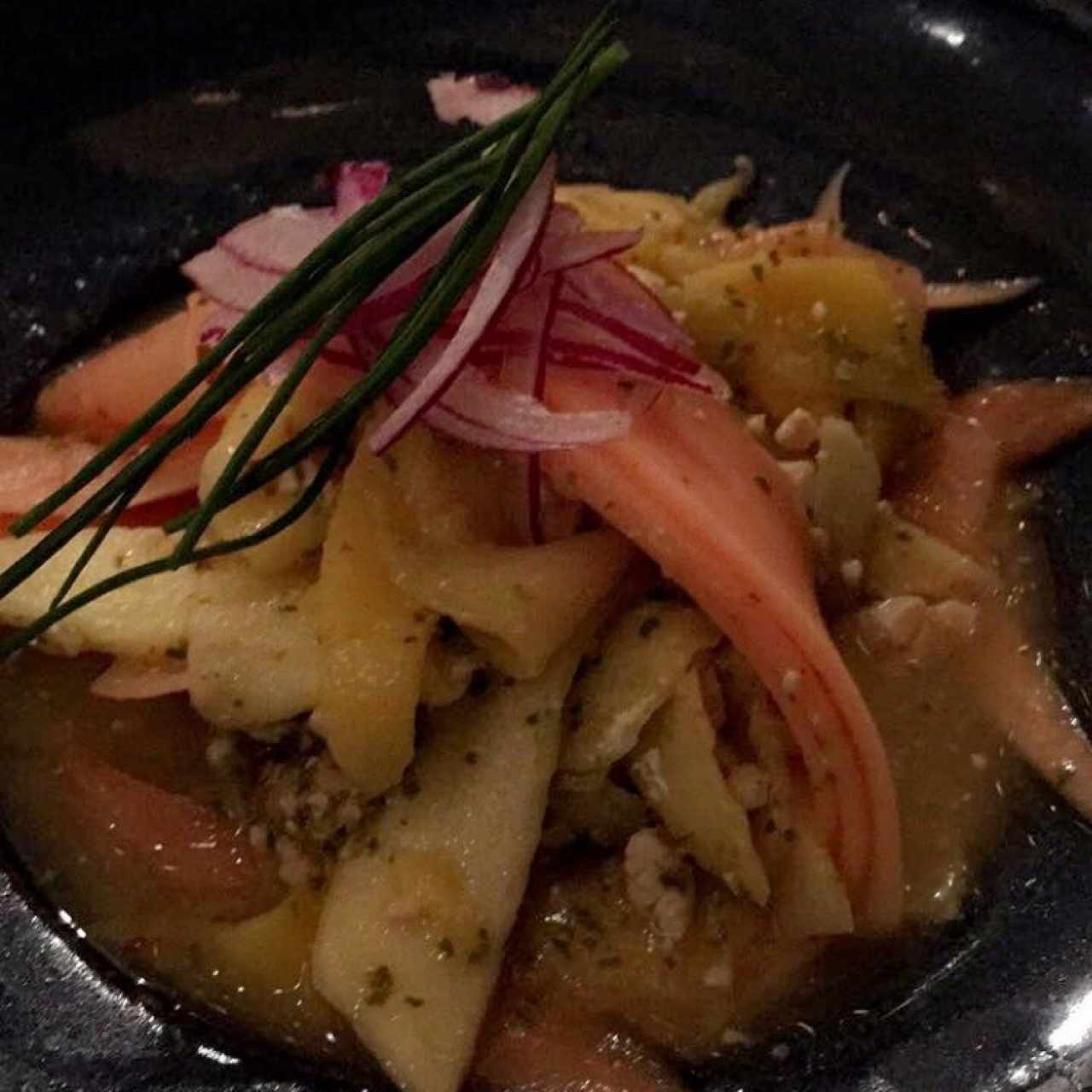 Ensalada de mango y papaya verde, pepitas de marañón, cilantro, lima