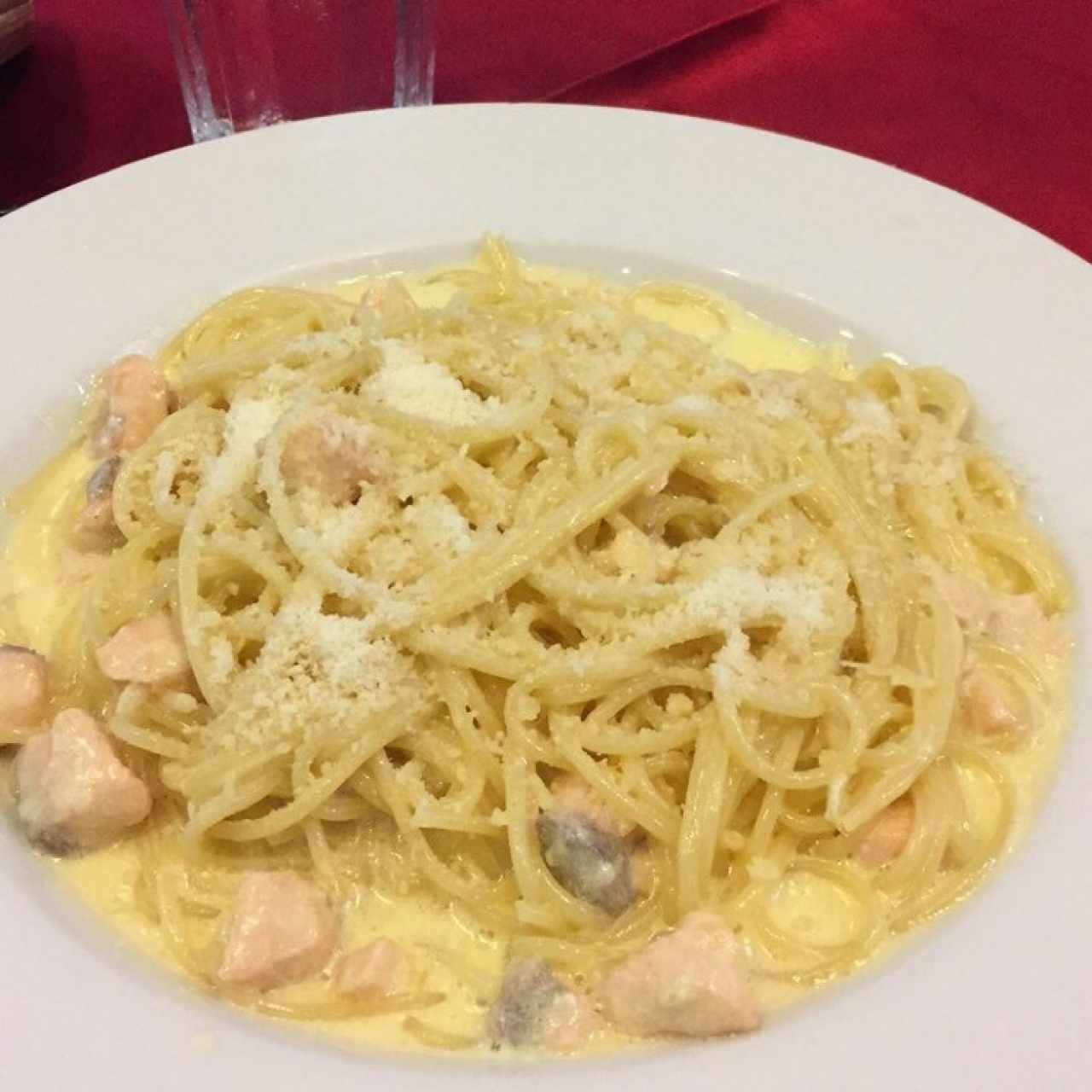 pasta con salmón en salsa blanca