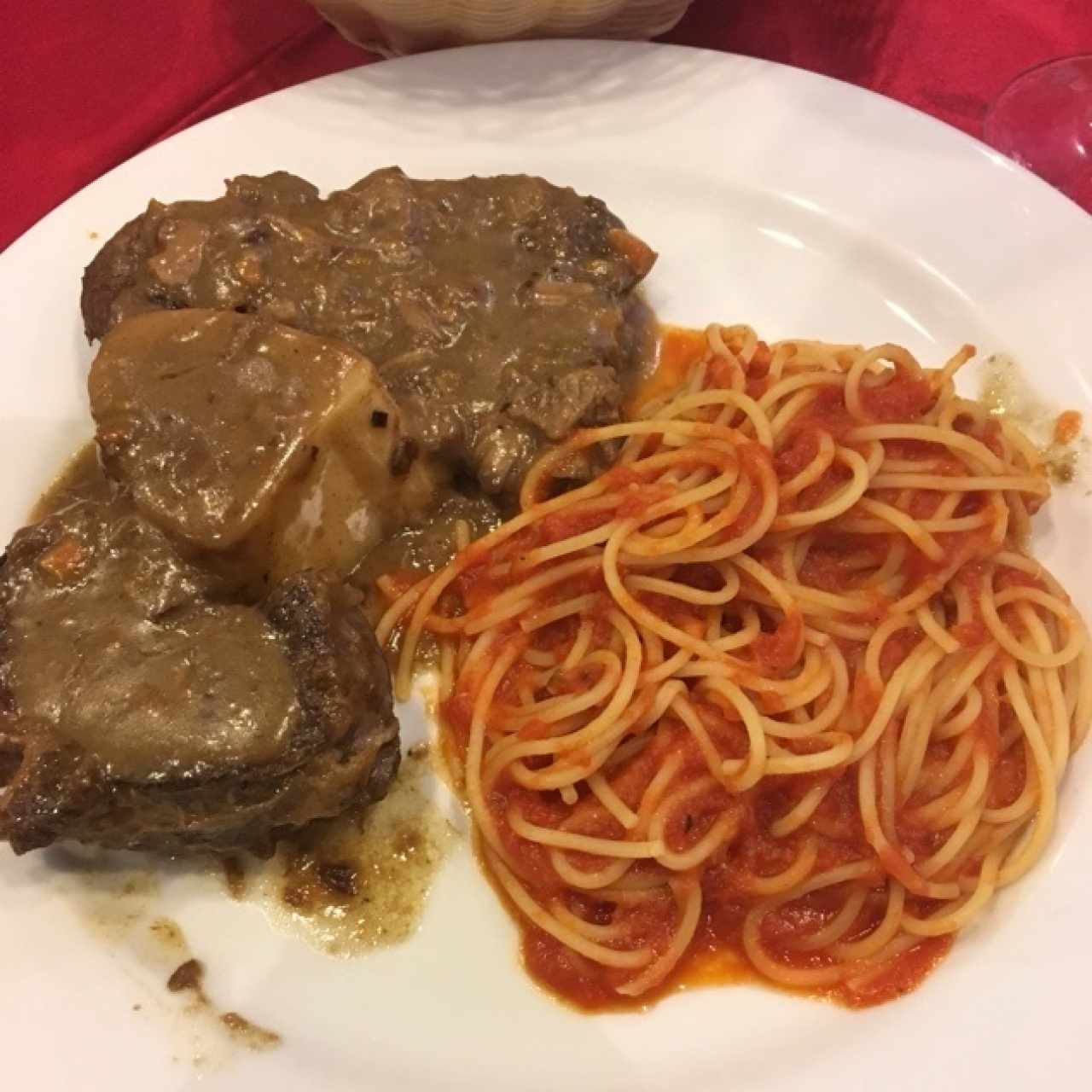 osobuco con pasta en salsa roja