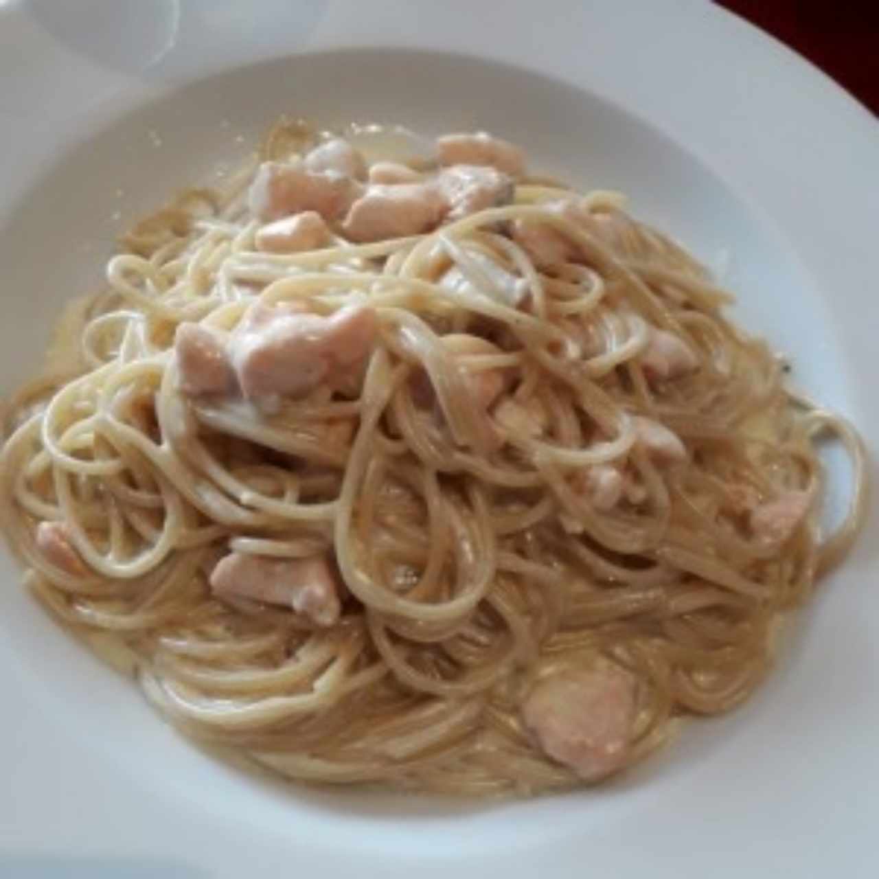 Spaguetis de salmón  en salsa rose.