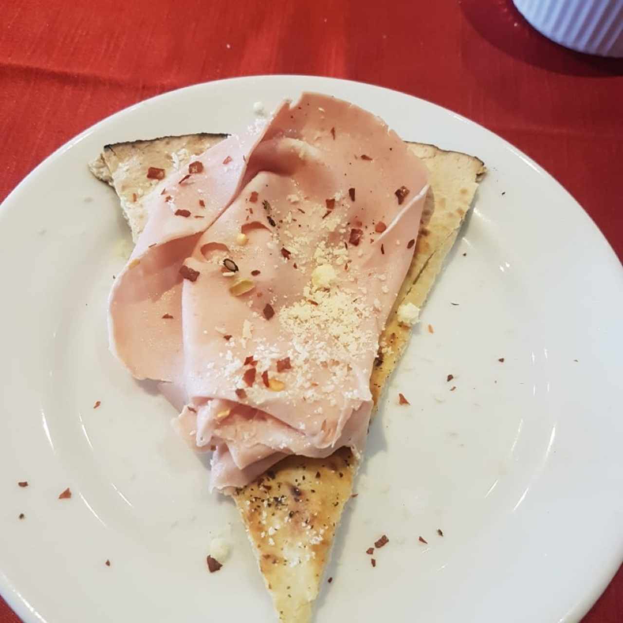 jamón con queso cortesía