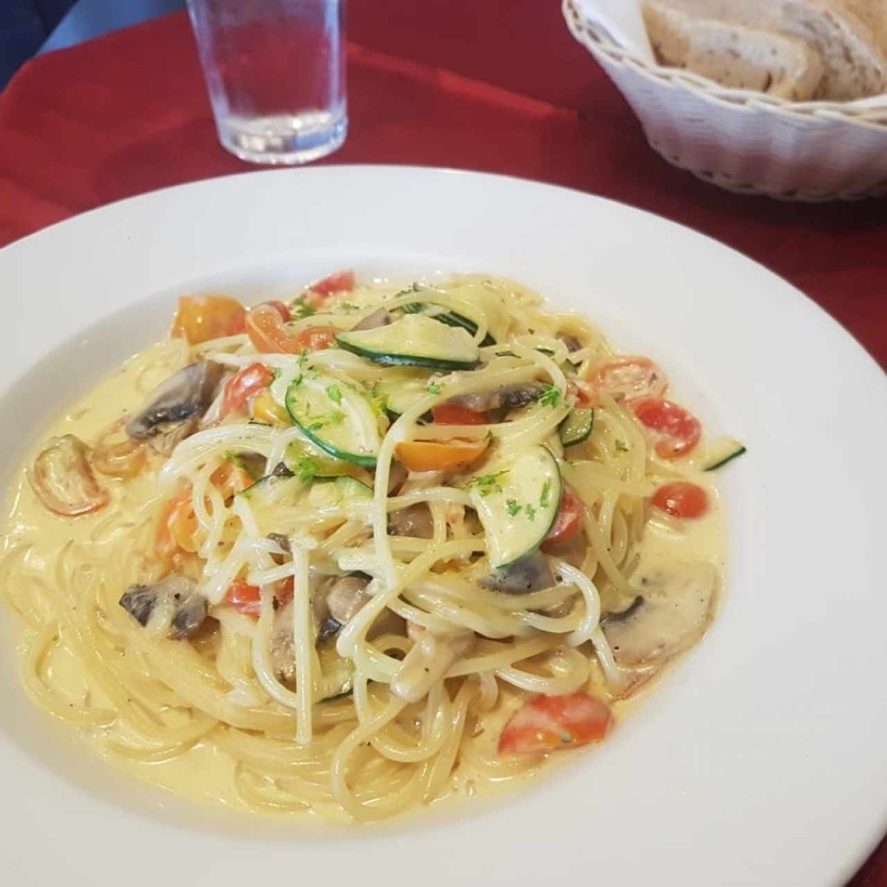 pasta con vegetales en salsa blanca