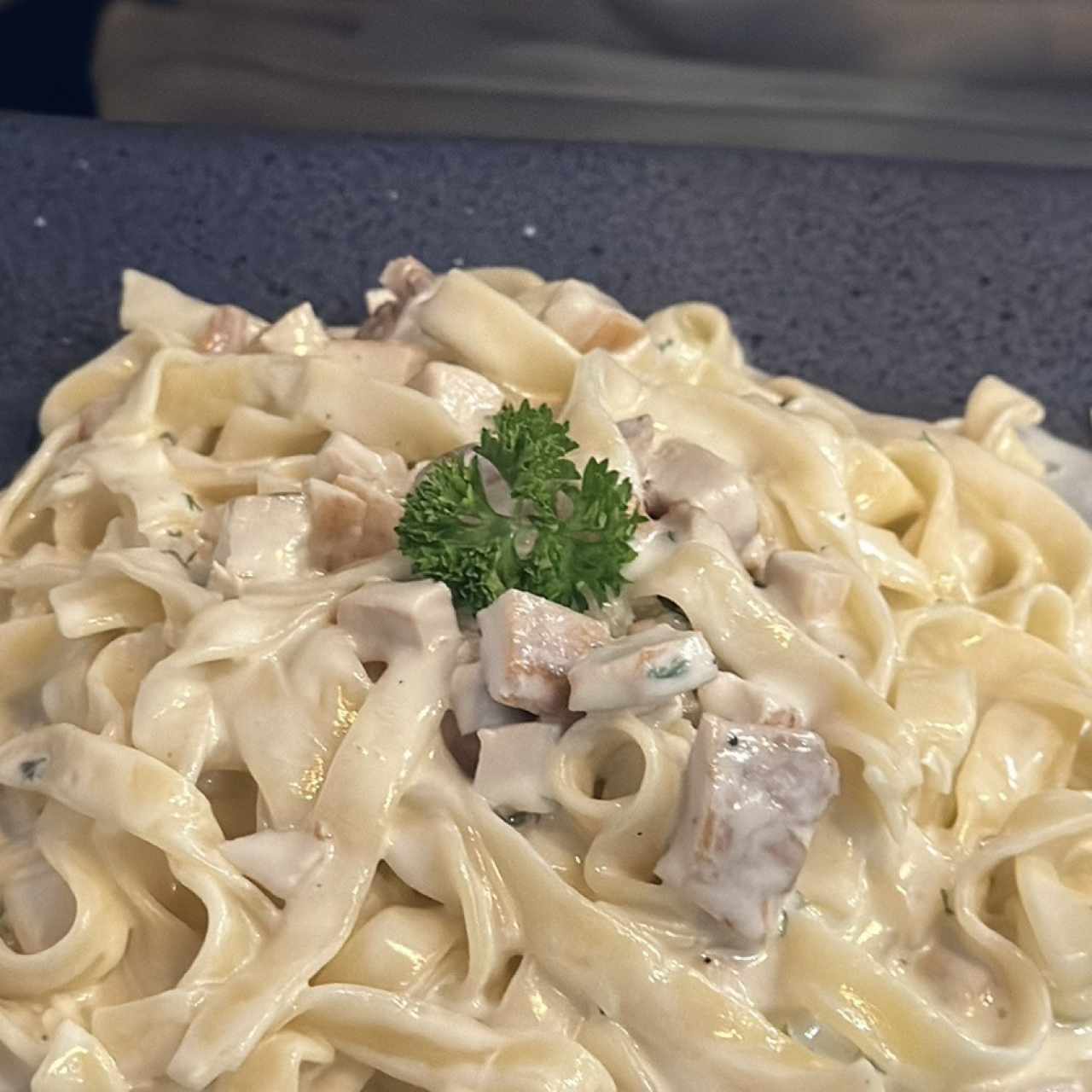 Fetuccini alfredo con pollo 