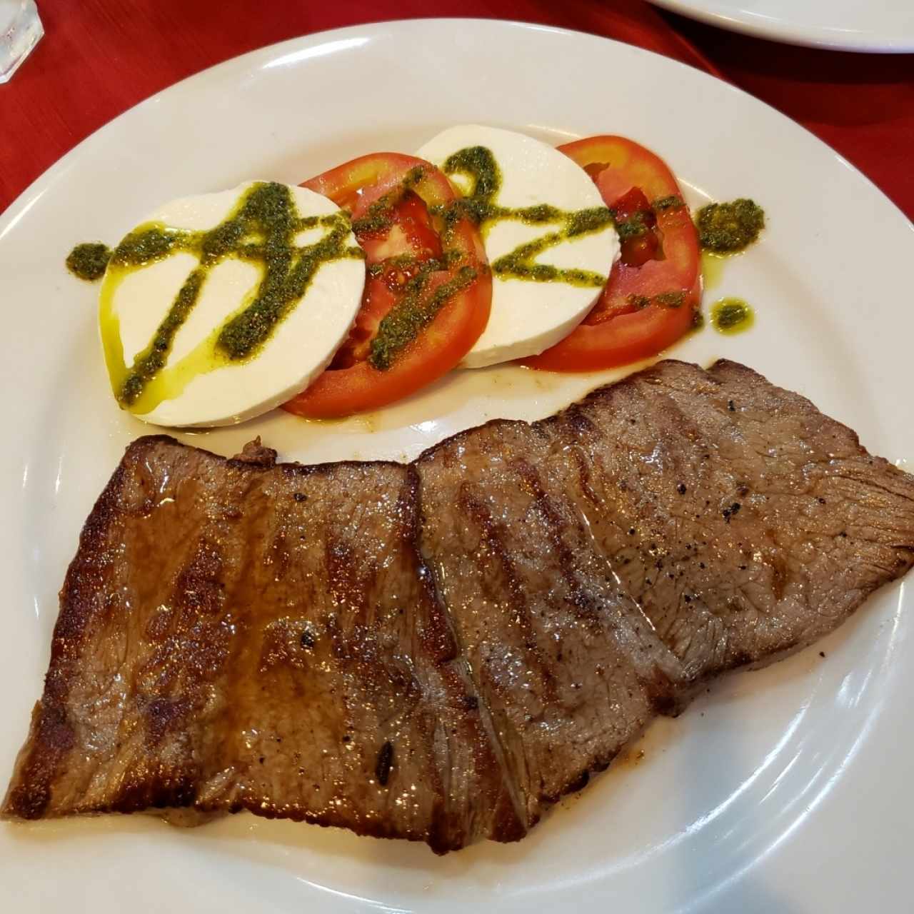 Filete de res con ensalada capresse