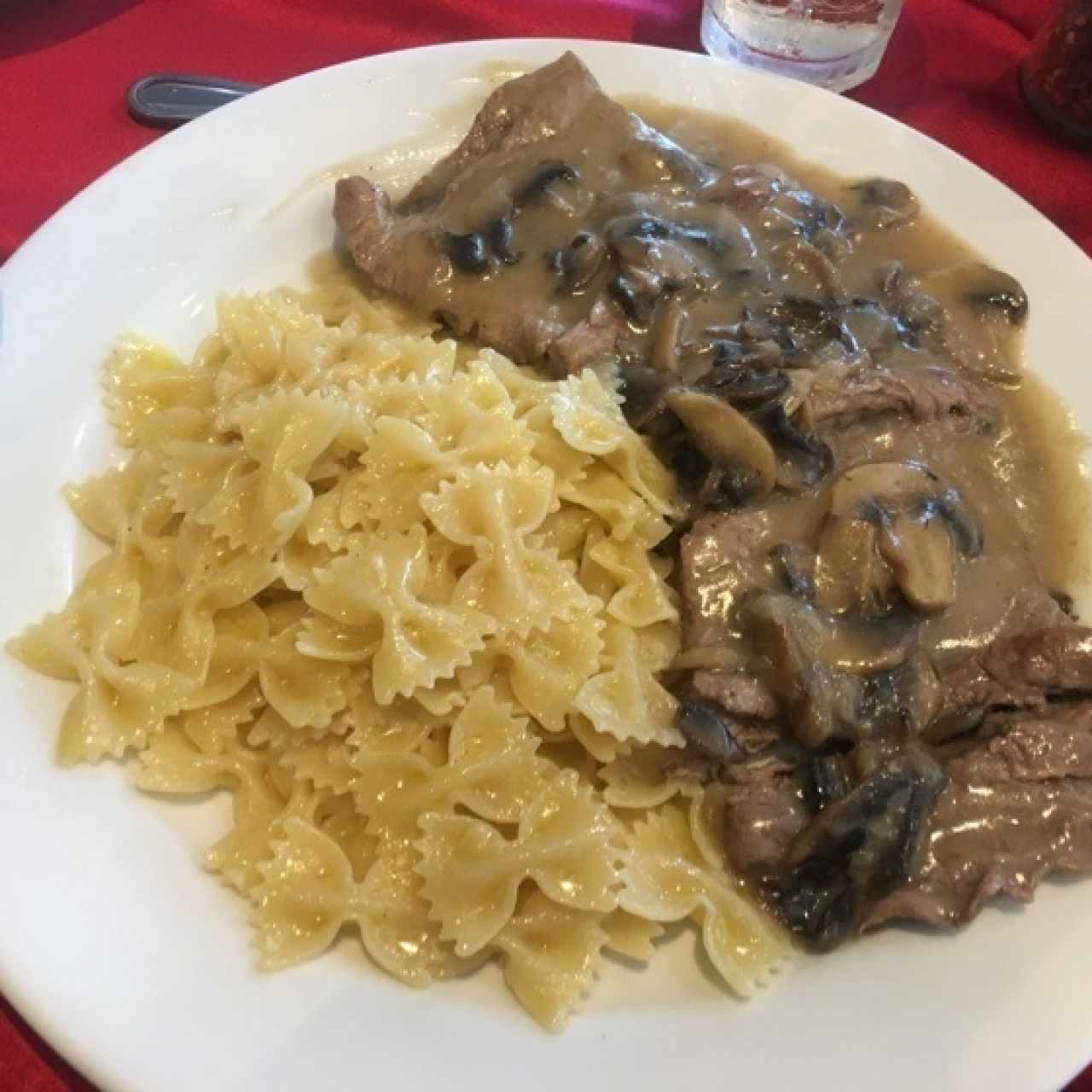 Filete de Res en Salsa de Hongos c/ Farfalle al oglio