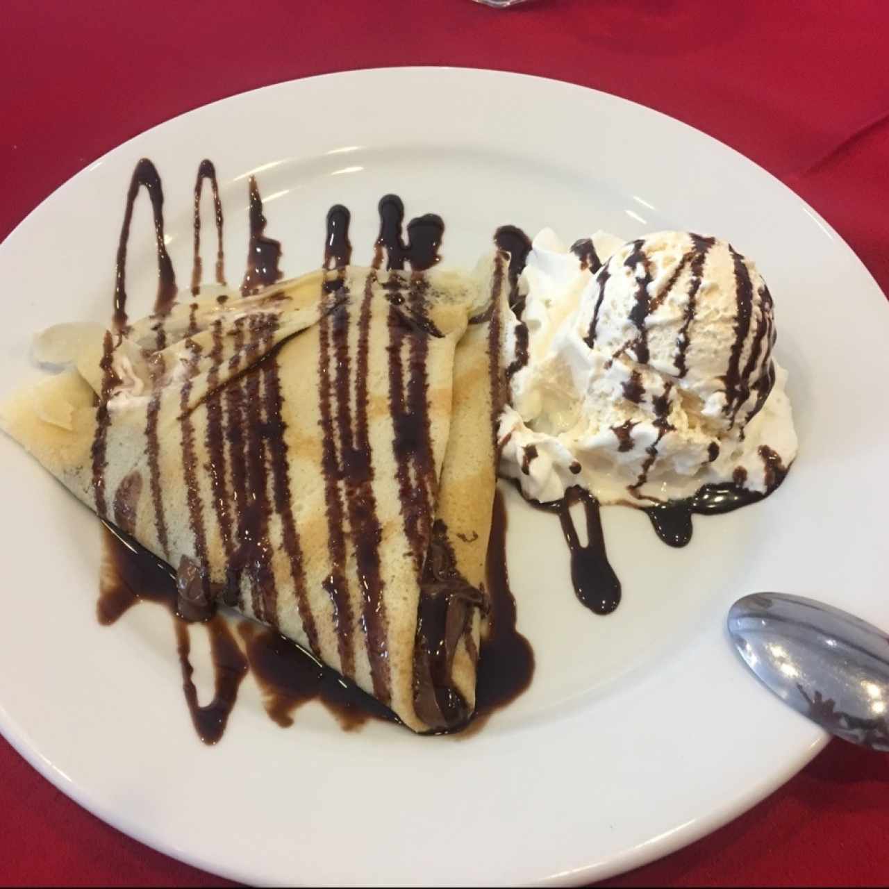 Crepes rellenos de nutella y helado