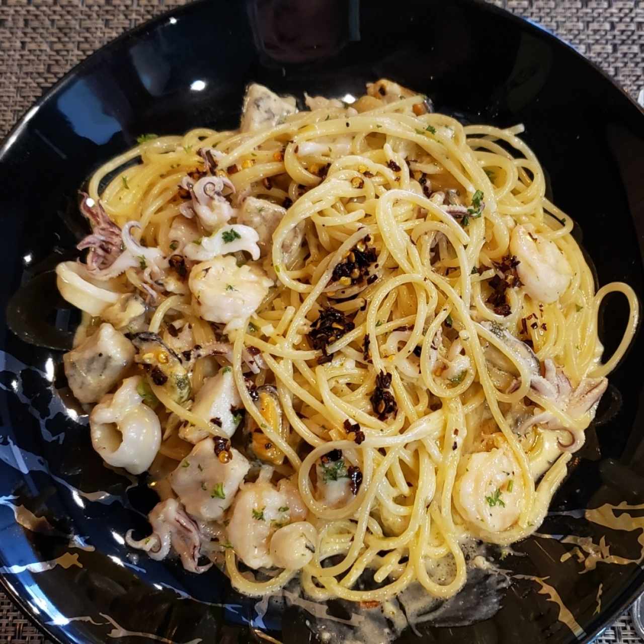 Spagetti Fruti di Mare en la mejor salsa blanca de Panamá. Riquísimos !